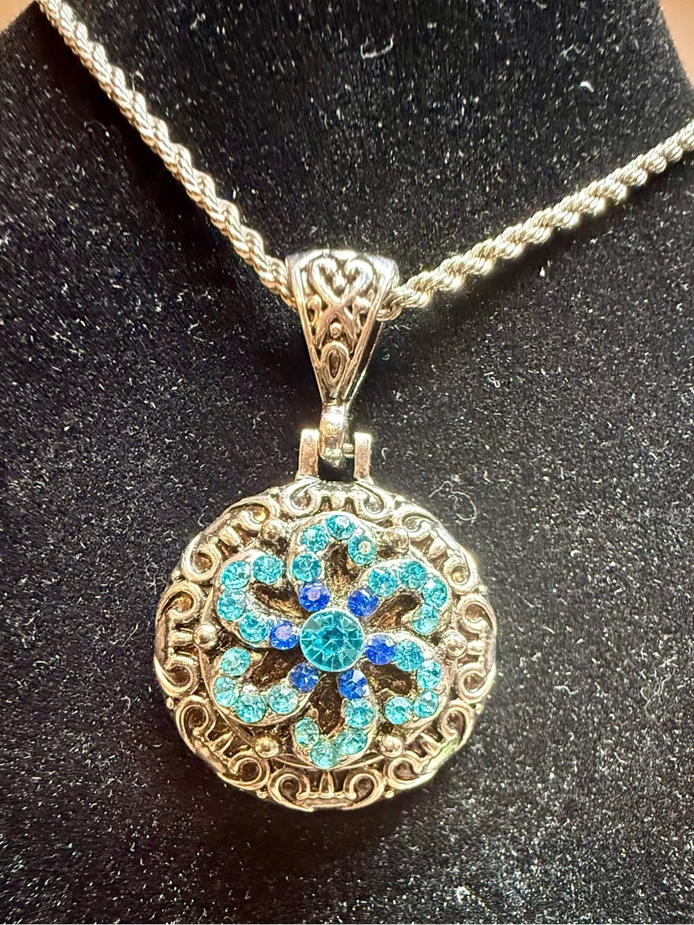 Vintage-Inspired Blue Crystal Floral Pendant Necklace